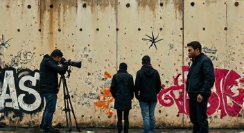 Kulturelle Symbolik der Mauer in der Kunst (3/10)